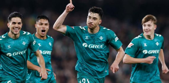 Marc Roca celebra un tanto con el Betis.
