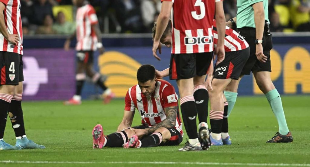 Yuri Berchiche tendido en el terreno de juego.