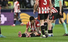 Yuri Berchiche tendido en el terreno de juego.