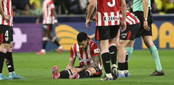 Yuri Berchiche tendido en el terreno de juego.