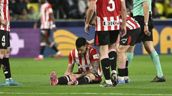 Yuri Berchiche tendido en el terreno de juego.