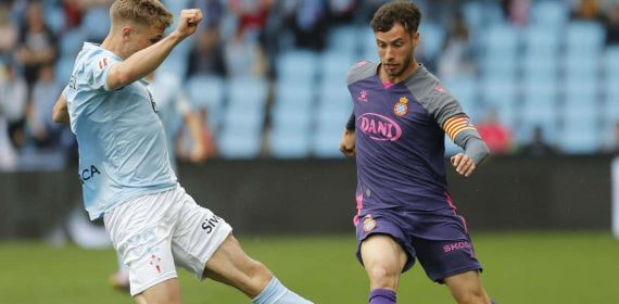 Puado, sancionado para la jornada 32, durante un partido con el Espanyol.