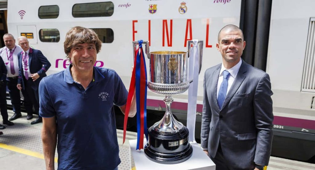 Julio Salinas y Pepe llevan la Copa a Sevilla.