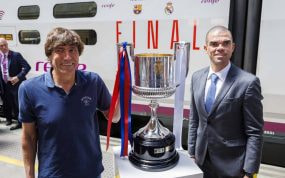 Julio Salinas y Pepe llevan la Copa a Sevilla.