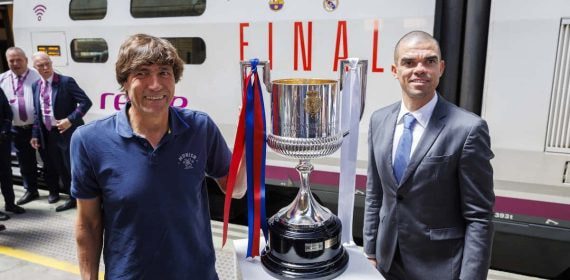 Julio Salinas y Pepe llevan la Copa a Sevilla.