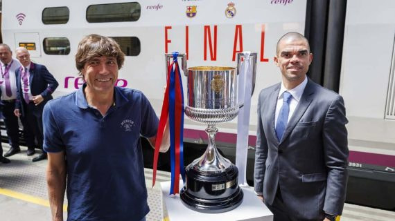Julio Salinas y Pepe llevan la Copa a Sevilla.