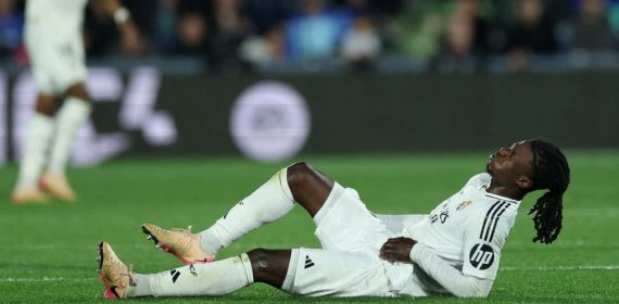 Camavinga se duele en el césped del Coliseum.