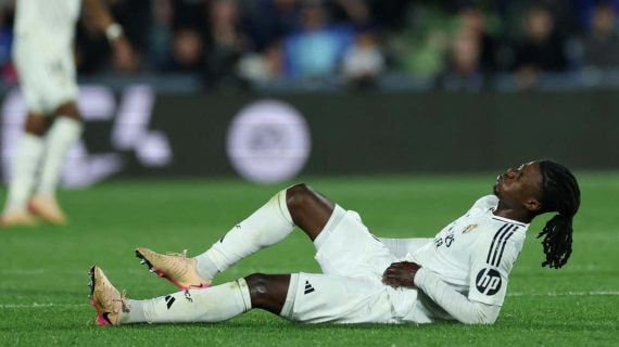 Camavinga se duele en el césped del Coliseum.