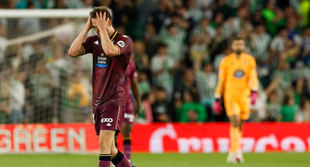 Un jugador del Real Valladolid se lamenta cabizbajo durante el partido