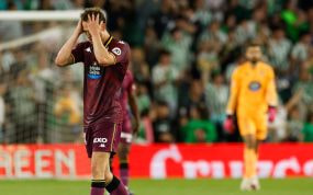 Un jugador del Real Valladolid se lamenta cabizbajo durante el partido