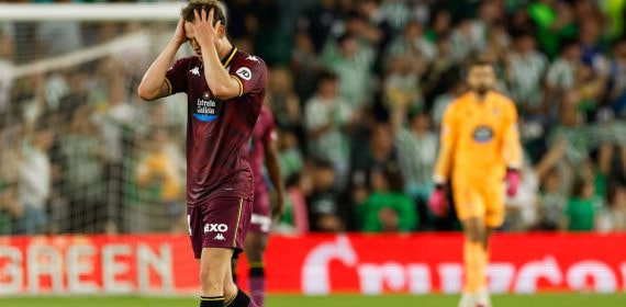 Un jugador del Real Valladolid se lamenta cabizbajo durante el partido