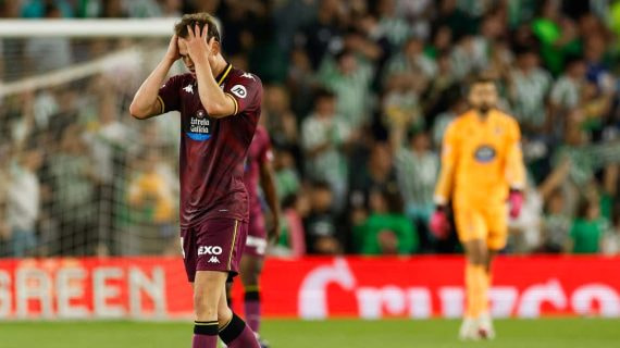 Un jugador del Real Valladolid se lamenta cabizbajo durante el partido