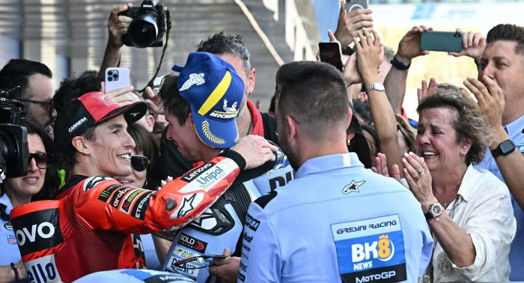 Marc Márquez abrazando a Alex Márquez tras su primera victoria.