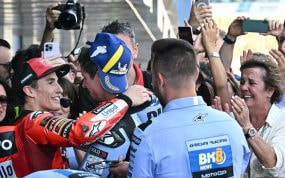 Marc Márquez abrazando a Alex Márquez tras su primera victoria.