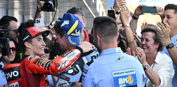 Marc Márquez abrazando a Alex Márquez tras su primera victoria.