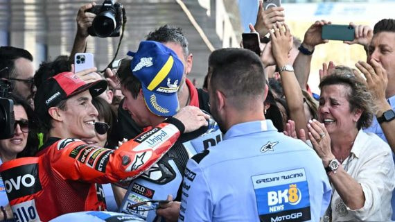 Marc Márquez abrazando a Alex Márquez tras su primera victoria.