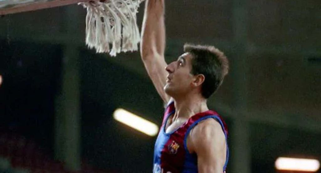 Andrés Jiménez machaca el aro.