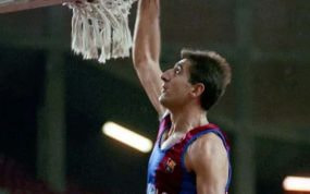 Andrés Jiménez machaca el aro.