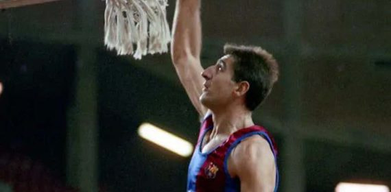 Andrés Jiménez machaca el aro.