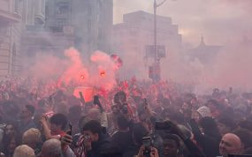 La afición del Athletic Club apoya al equipo en la plaza de Moyua.