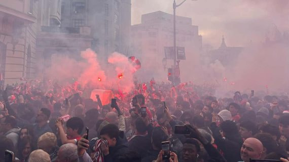 La afición del Athletic Club apoya al equipo en la plaza de Moyua.