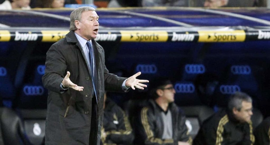 Javier Clemente durante un partido en el Santiago Bernabéu en su etapa como entrenador del Sporting.
