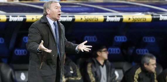 Javier Clemente durante un partido en el Santiago Bernabéu en su etapa como entrenador del Sporting.