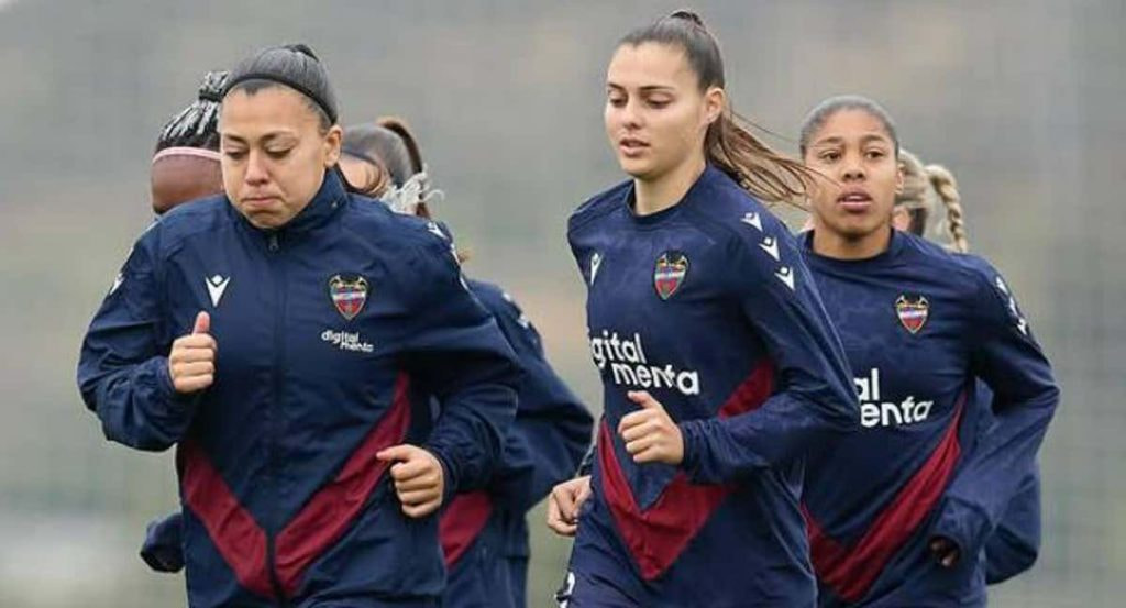 Las jugadoras del Levante durante un calentamiento previo a un partido.
