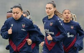 Las jugadoras del Levante durante un calentamiento previo a un partido.