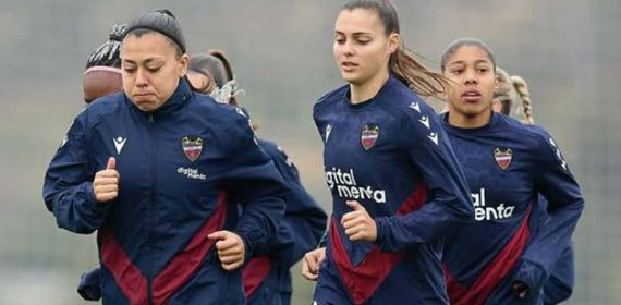 Las jugadoras del Levante durante un calentamiento previo a un partido.