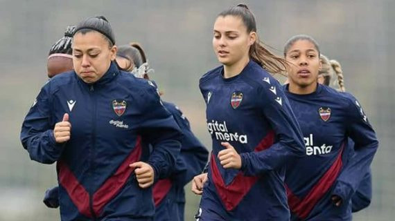 Las jugadoras del Levante durante un calentamiento previo a un partido.