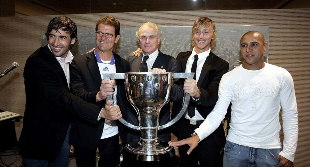 De izquierda a dercha: Raúl, Capello, Calderón, Guti y Roberto Carlos con el trofeo de LaLiga 2006-07.