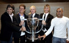 De izquierda a dercha: Raúl, Capello, Calderón, Guti y Roberto Carlos con el trofeo de LaLiga 2006-07.