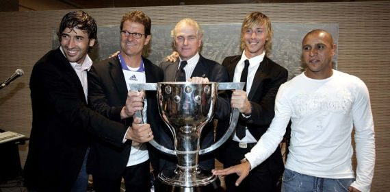 De izquierda a dercha: Raúl, Capello, Calderón, Guti y Roberto Carlos con el trofeo de LaLiga 2006-07.