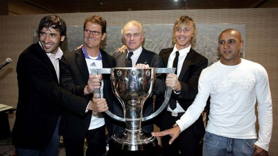 De izquierda a dercha: Raúl, Capello, Calderón, Guti y Roberto Carlos con el trofeo de LaLiga 2006-07.