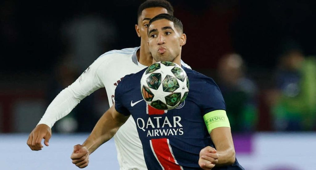 Achraf Hakimi durante un partido de Champions League con el PSG.