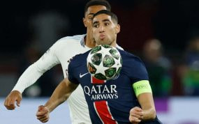 Achraf Hakimi durante un partido de Champions League con el PSG.