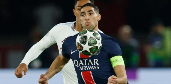 Achraf Hakimi durante un partido de Champions League con el PSG.