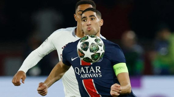 Achraf Hakimi durante un partido de Champions League con el PSG.