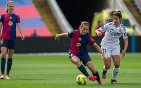 Aitana Bonmatí y Alba Redondo en un lance del último Clásico.