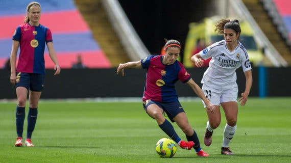 Aitana Bonmatí y Alba Redondo en un lance del último Clásico.