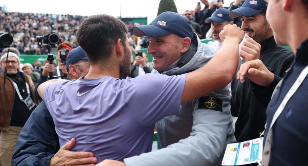 Carlos Alcaraz abraza a Albert Molina tras conquistar el título de Montecarlo 2025.