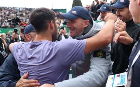 Carlos Alcaraz abraza a Albert Molina tras conquistar el título de Montecarlo 2025.