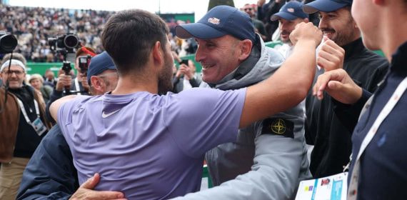 Carlos Alcaraz abraza a Albert Molina tras conquistar el título de Montecarlo 2025.