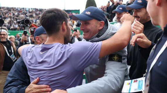 Carlos Alcaraz abraza a Albert Molina tras conquistar el título de Montecarlo 2025.