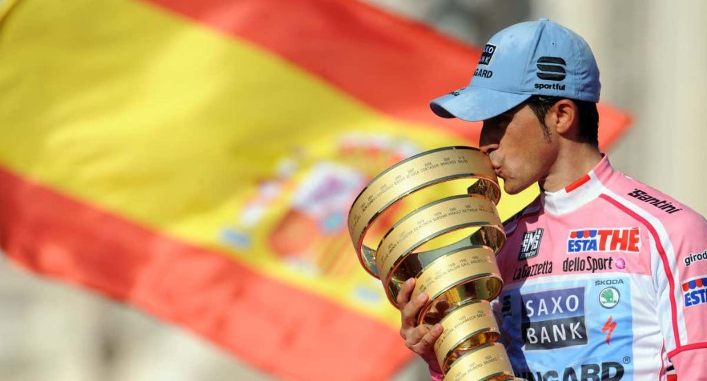Alberto Contador besa el trofeo 'Senza fine' que ganó en 2011.