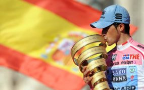 Alberto Contador besa el trofeo 'Senza fine' que ganó en 2011.