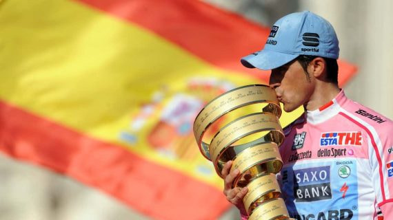 Alberto Contador besa el trofeo 'Senza fine' que ganó en 2011.