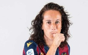 Alharilla, primera española que vuelve a jugar en Liga F tras ser madre, dedica sus goles a sus hijos.