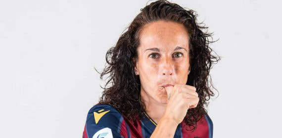 Alharilla, primera española que vuelve a jugar en Liga F tras ser madre, dedica sus goles a sus hijos.